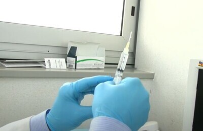 Проведение кодирования Вивитролом в Кызыле Шприц с Вивитролом в руках у врача